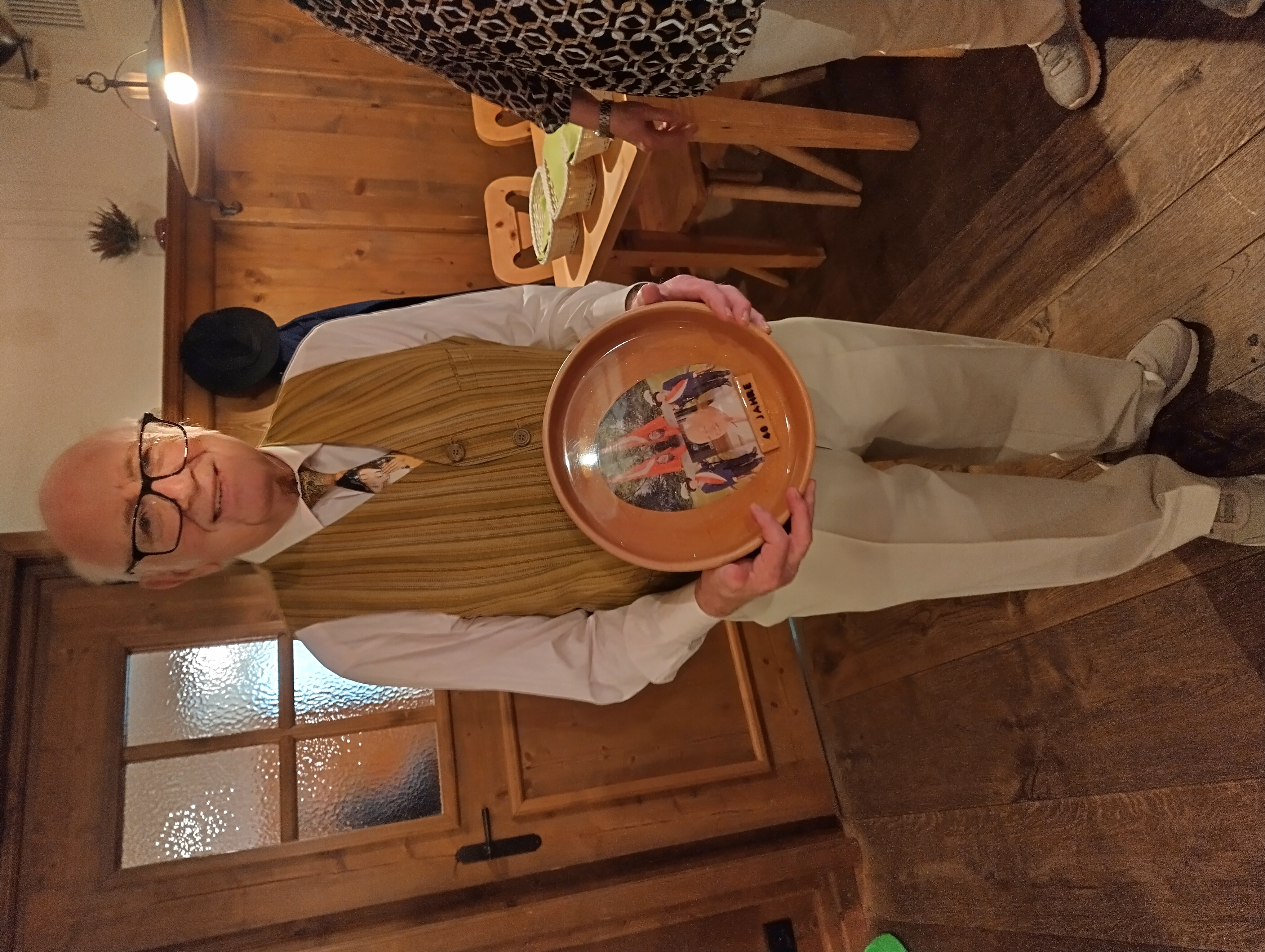 Vereinsmitglied Felix mit einem Holzteller als Präsent